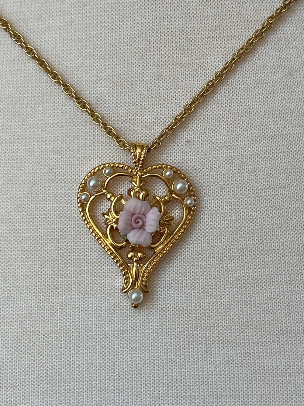 Avon Vintage Victorian Style Heart and Porcelain Rose Gold Tone Necklace